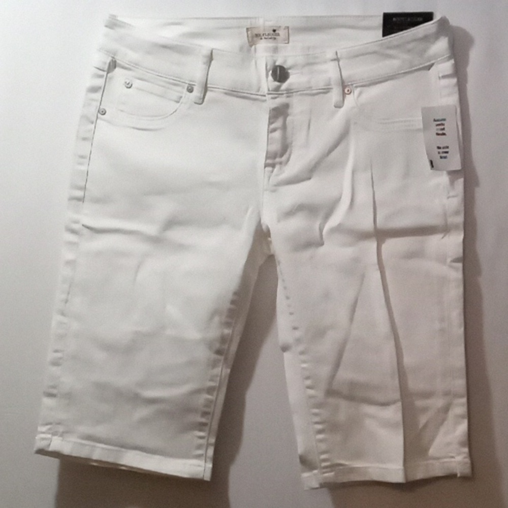 White Bootlegger skinny Bermuda shorts